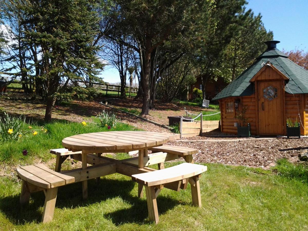 Tudor Lodge With Pool & Bbq Cabin Liskeard Exterior photo
