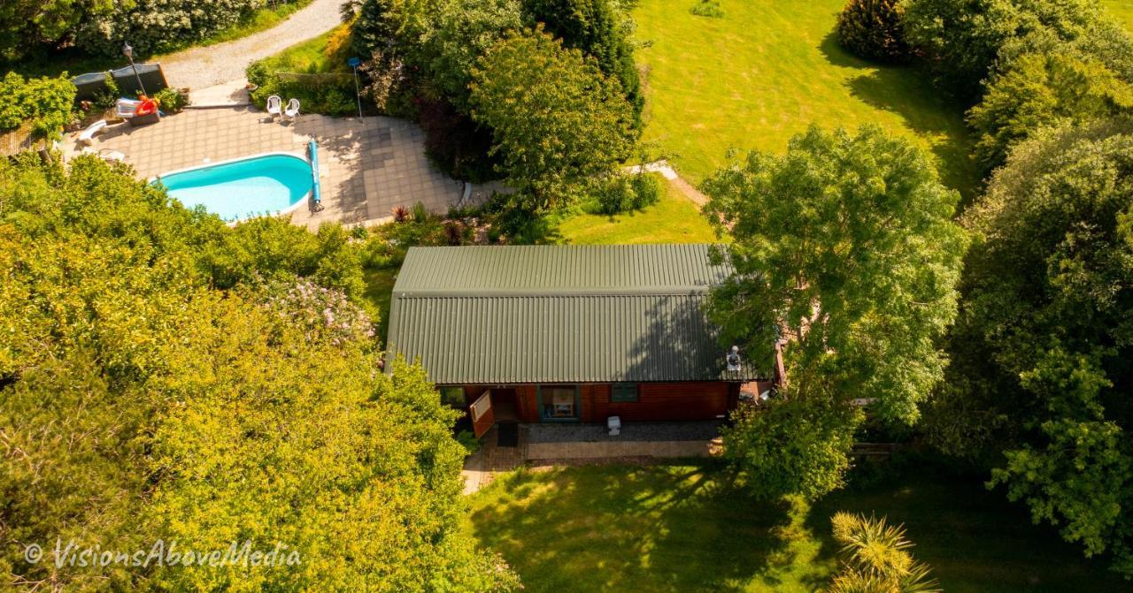 Tudor Lodge With Pool & Bbq Cabin Liskeard Exterior photo